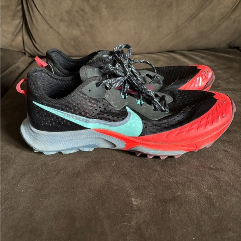 Nike Black Athletic Shoes with Breathable Mesh and Thick Midsole